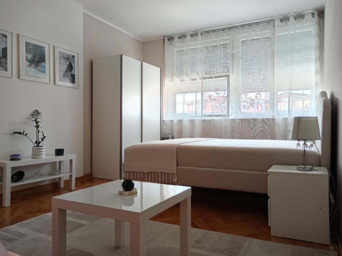 Red Square Apartment Pirot Bagian luar foto