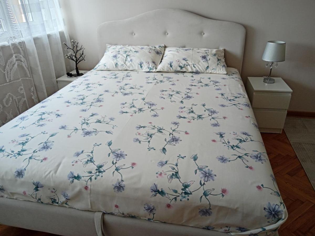 Red Square Apartment Pirot Bagian luar foto