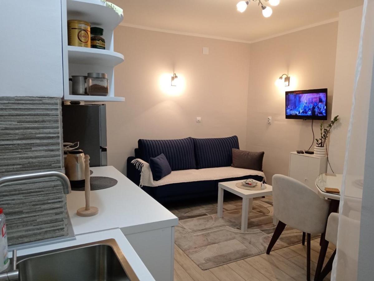 Red Square Apartment Pirot Bagian luar foto