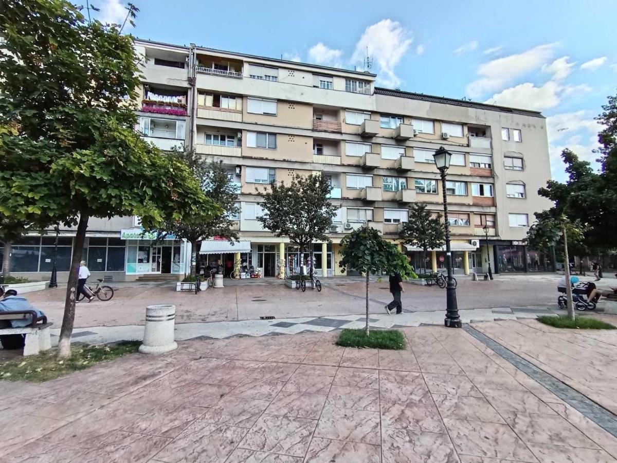 Red Square Apartment Pirot Bagian luar foto