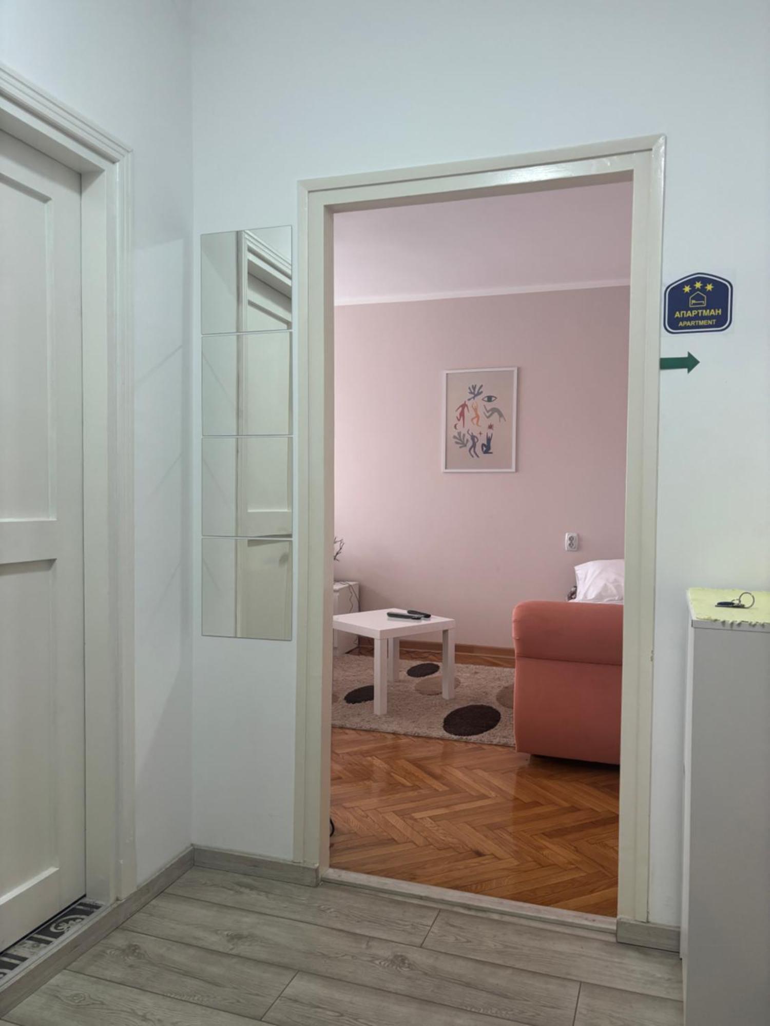 Red Square Apartment Pirot Bagian luar foto