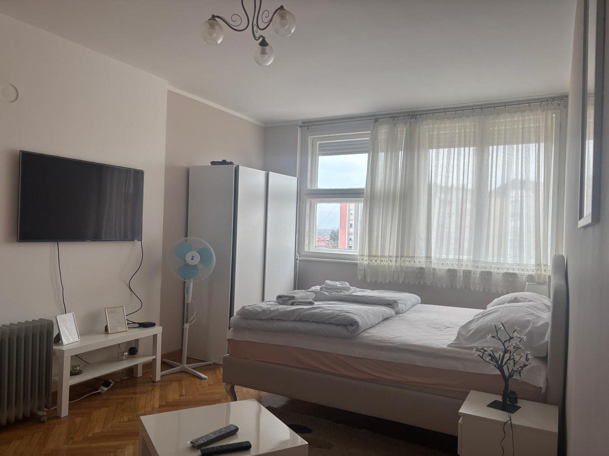 Red Square Apartment Pirot Bagian luar foto